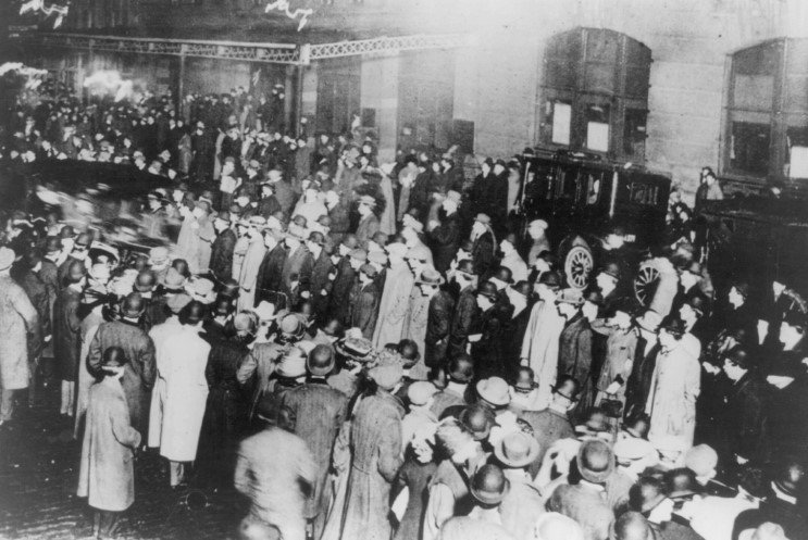 Crowds waiting for news in NY