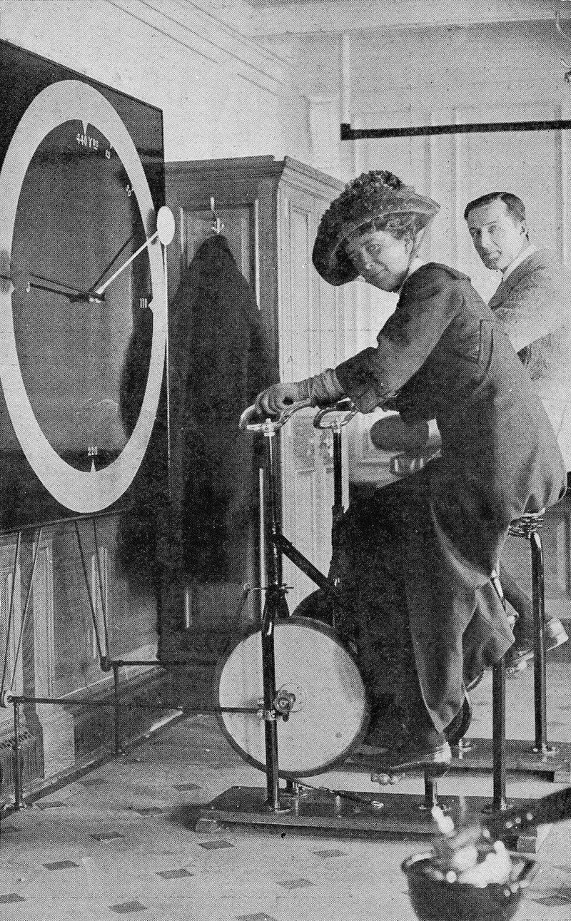 Lawrence Beesley (In the background)