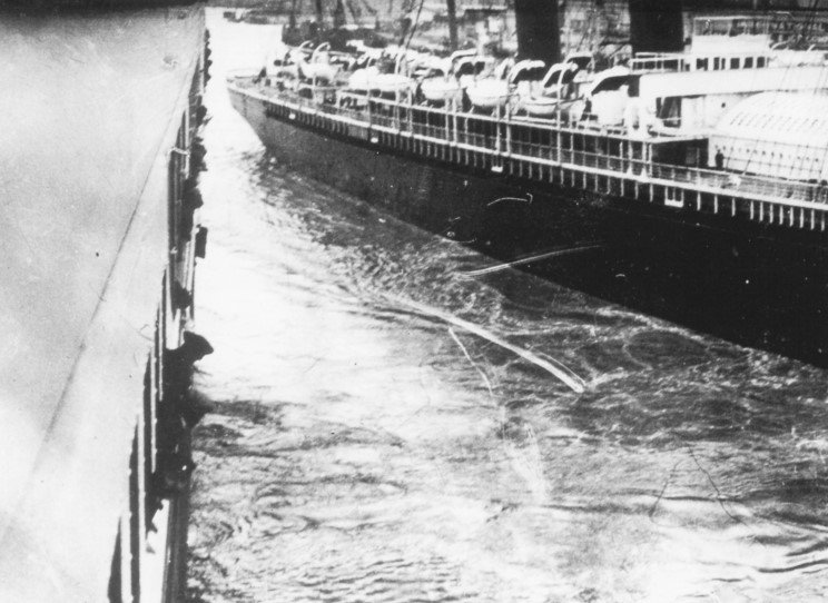 The Titanic too close to the SS New York